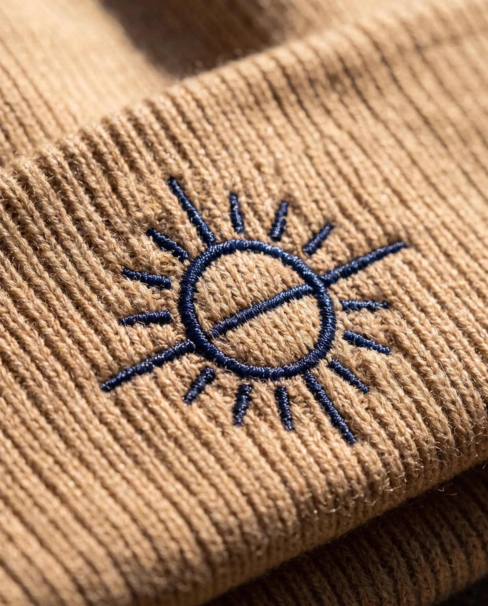 broderie sur revers, nette sur la maille — Casquette Brodée Paris