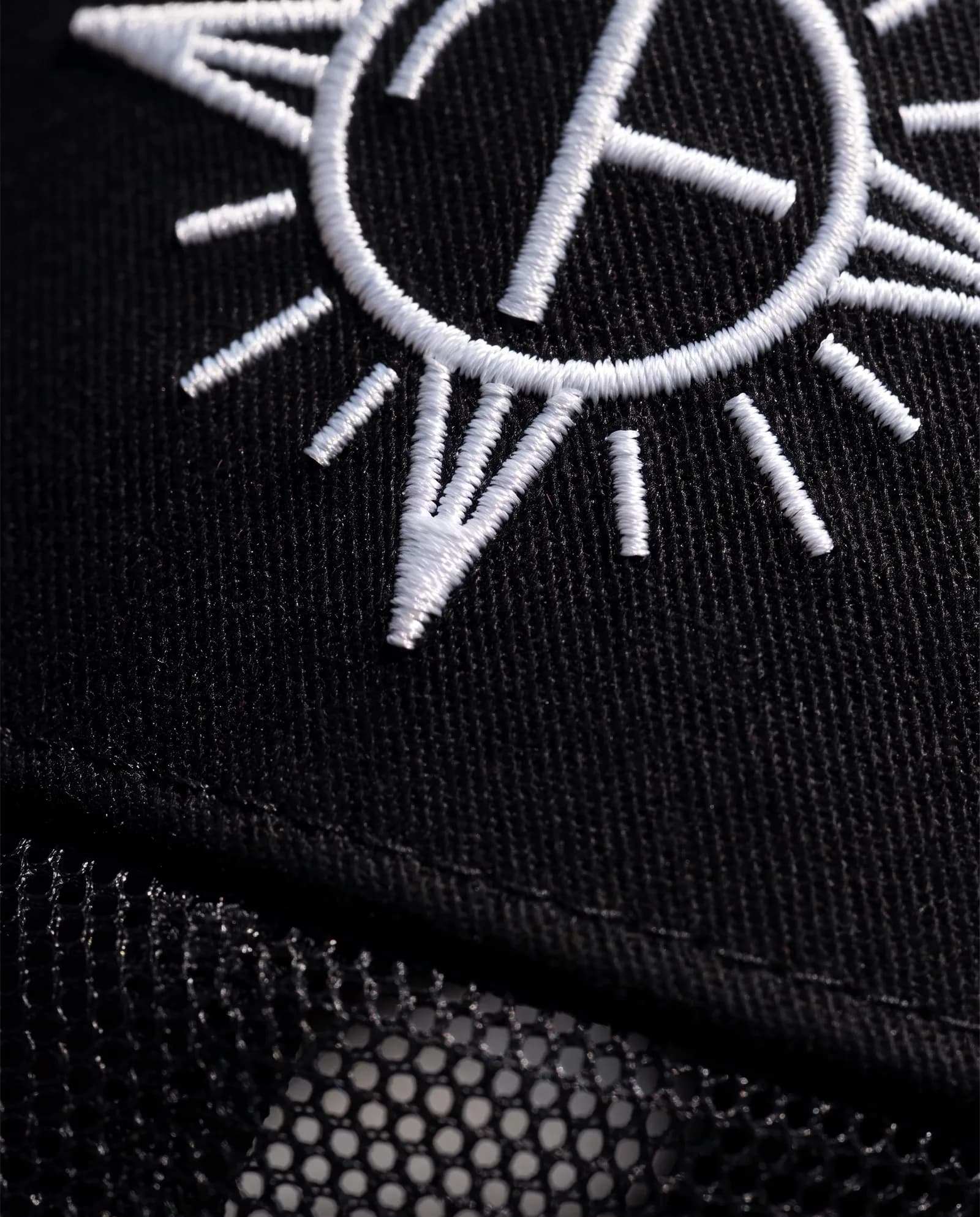 grand logo avant & écusson brodé cousu — Casquette Brodée Paris