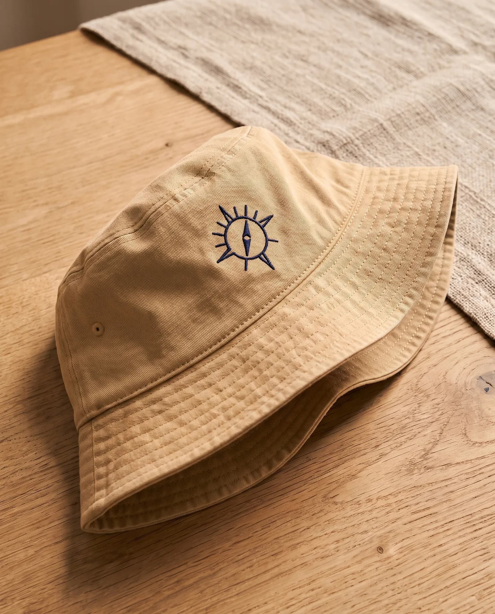 Broderie bob / bucket hat à Paris — Casquette Brodée Paris